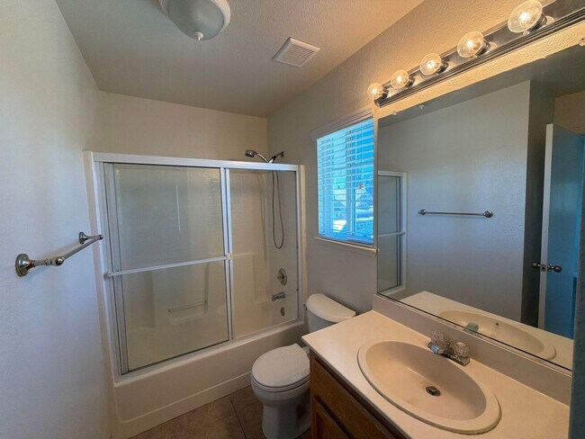 Building Photo - GREAT CORNER LOCATION IN CENTRAL BRENTWOOD