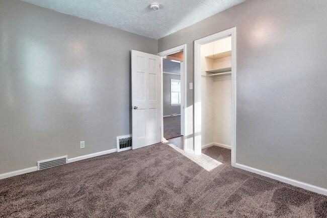 Building Photo - 3 Bedroom Home On Holland's North Side