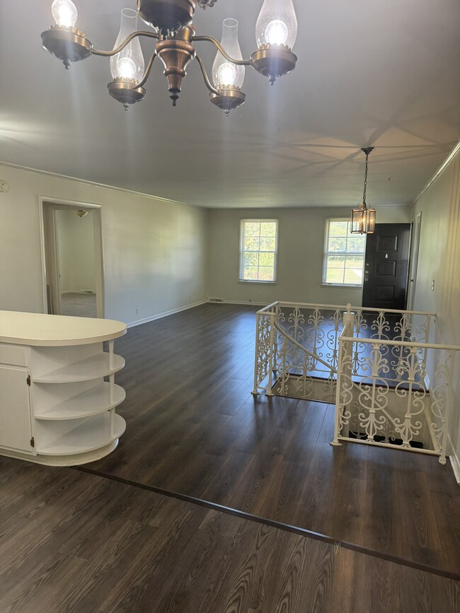 Building Photo - 9019 Meadowlawn Dr