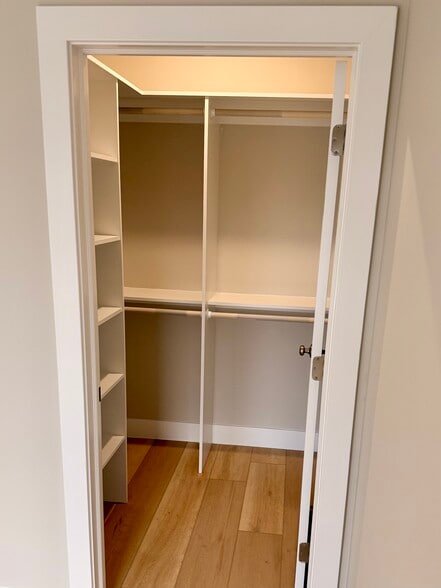 Building Photo - 906 Main St