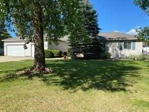 Building Photo - 3 Bedroom Duplex in Rockford!