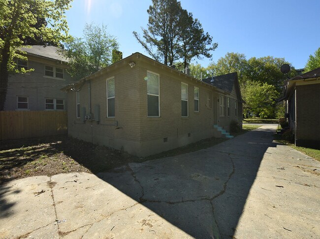 Building Photo - 1 Bedroom, 1 Bathroom Duplex Near Stone Wall and N Avalon