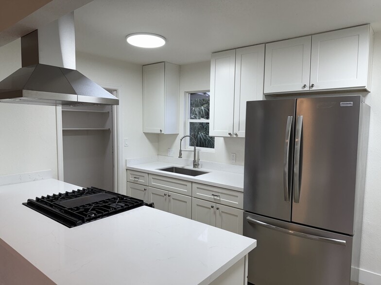 Building Photo - 636-642 Las Palmas Ave