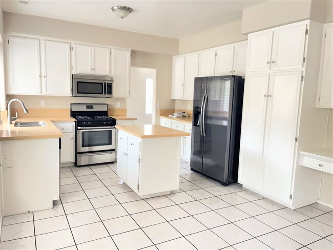 Building Photo - Spacious Murrieta Home For Rent!