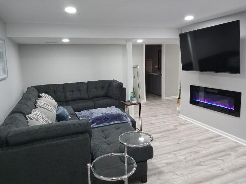 Building Photo - 609 S Avon Ct