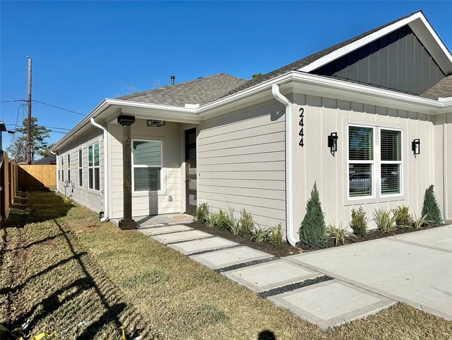 Building Photo - 2444 Carmel St