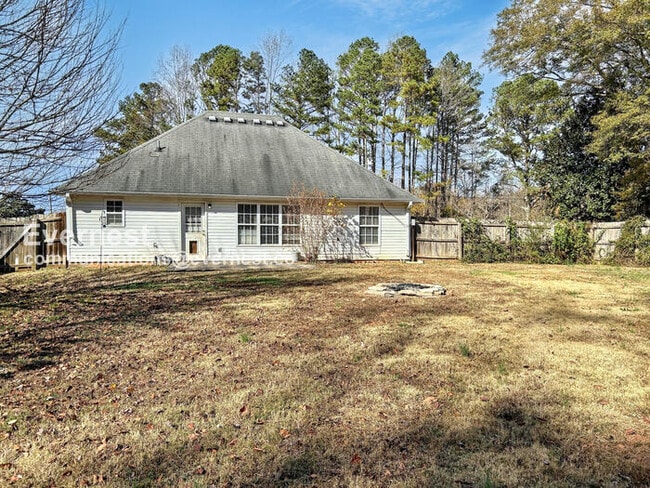 Building Photo - 3 Bed/2 Bath Home with Garage / Pet-Friendly / Vouchers Accepted / Coming Soon!