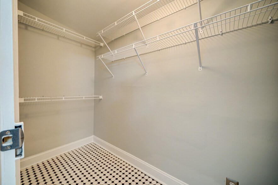 Building Photo - 1913 Castle St