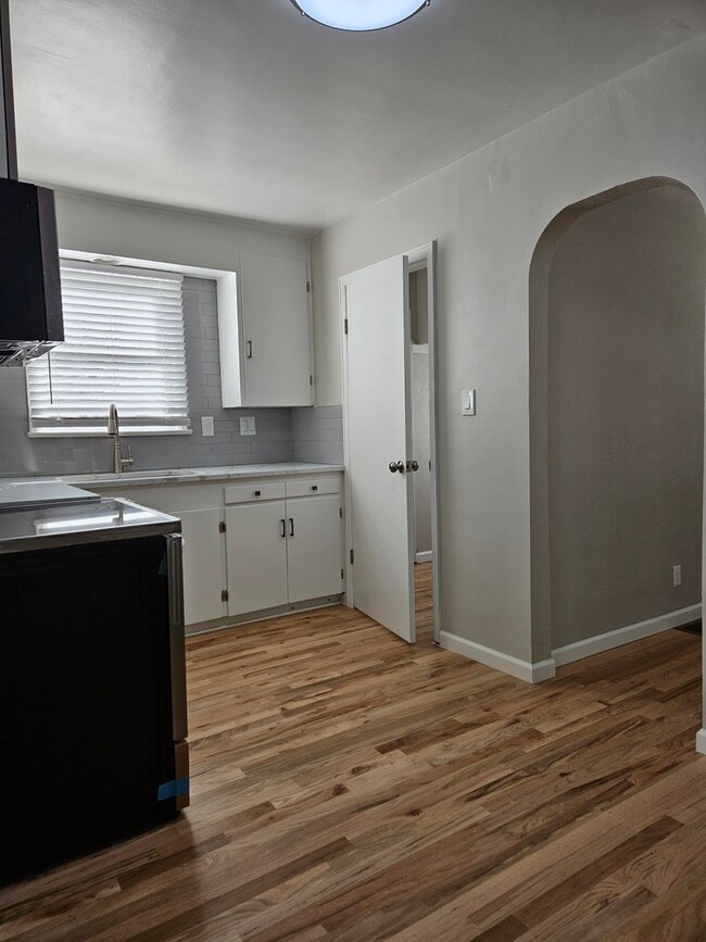 Building Photo - Adorable Light and Bright Refinished 2 Bed...