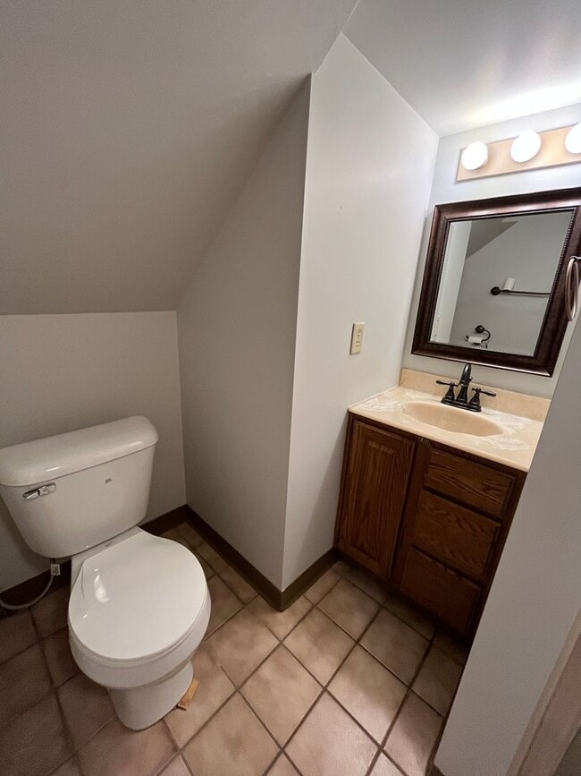 Building Photo - **RIVERFRONT 4-BEDROOM/2-BATH WITH 4-CAR GARAGE, FULL BASEMENT!!**