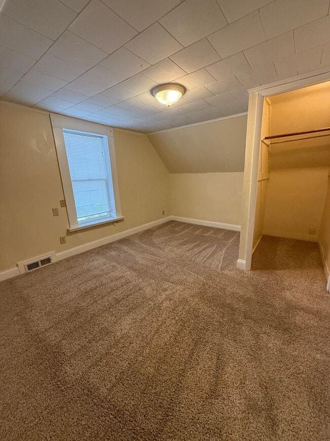 Building Photo - Spacious 4-Bedroom Home with Huge Fenced Backyard!