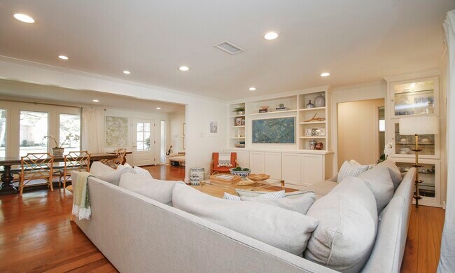 Building Photo - 827 St George Ln