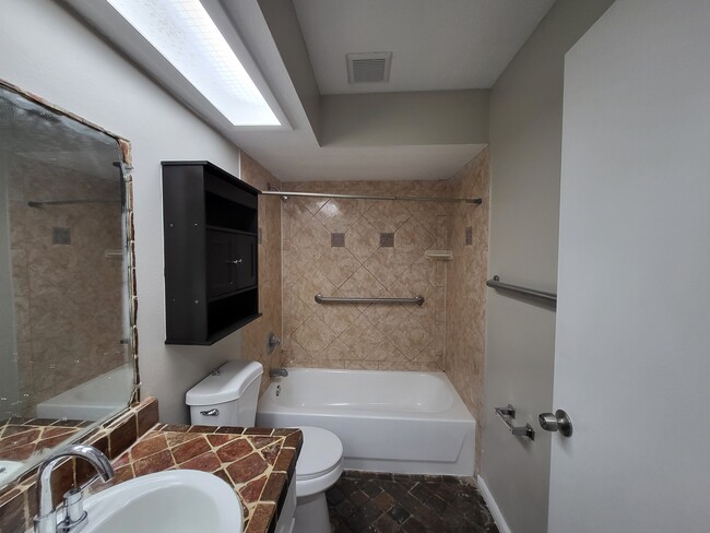 Building Photo - E9th