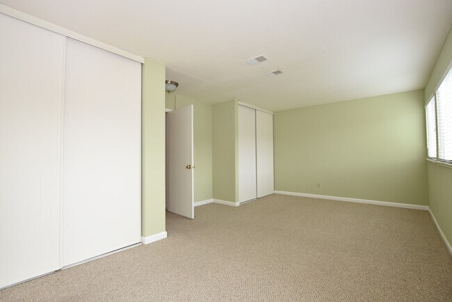 Building Photo - Bright Cambrian 3 Bedroom 2.5 Bath Home w/Office