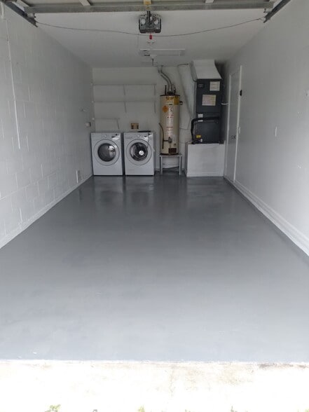 Building Photo - 3048 Pineda Dr