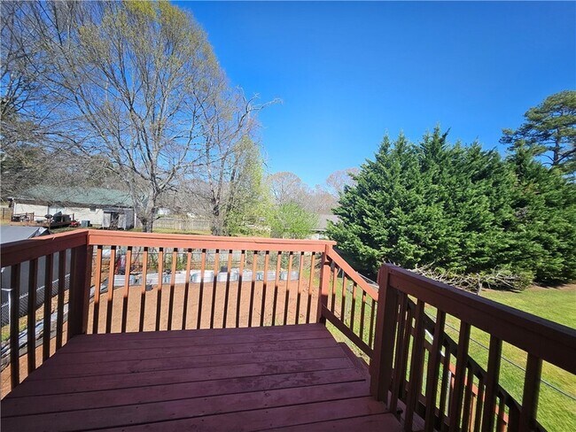 Building Photo - 102 Meadow Dr