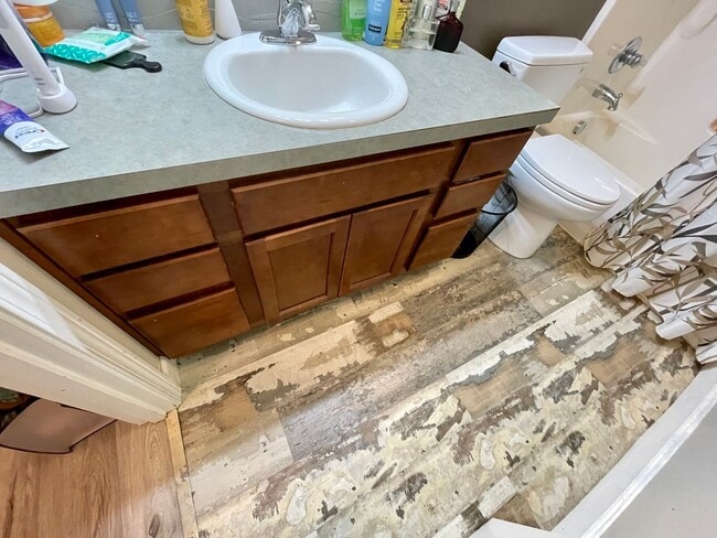 Building Photo - Incredible SE Hazelwood 2 Bedroom + 1 Bathroom Condo w/ included Garage and Washer & Dryer!!