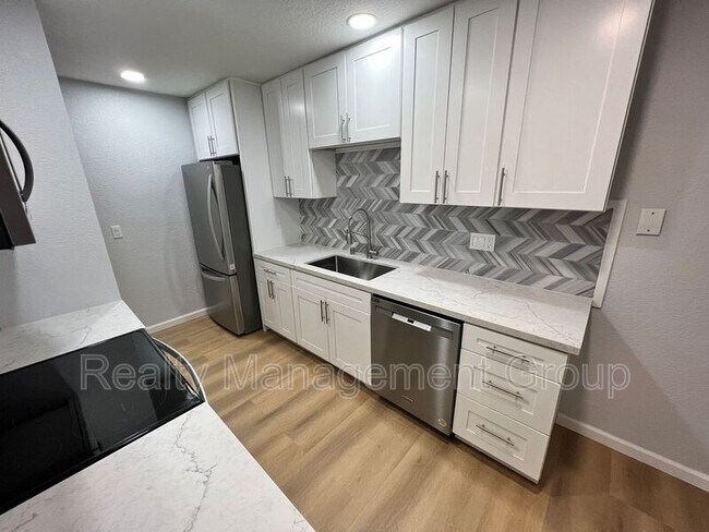 Building Photo - 1013 S Sunshine Ave