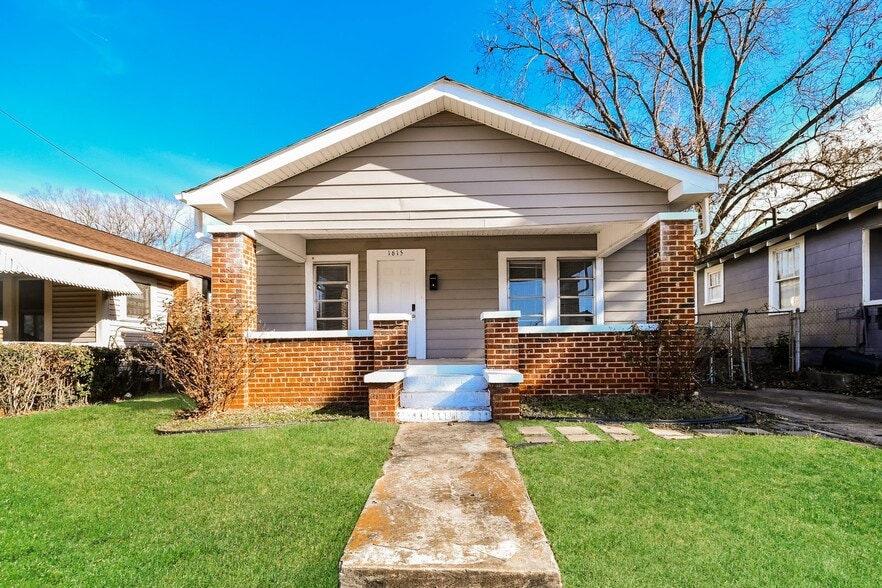 Building Photo - 1615 1st St S