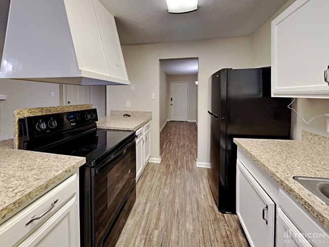 Building Photo - 1005 Llano Trail
