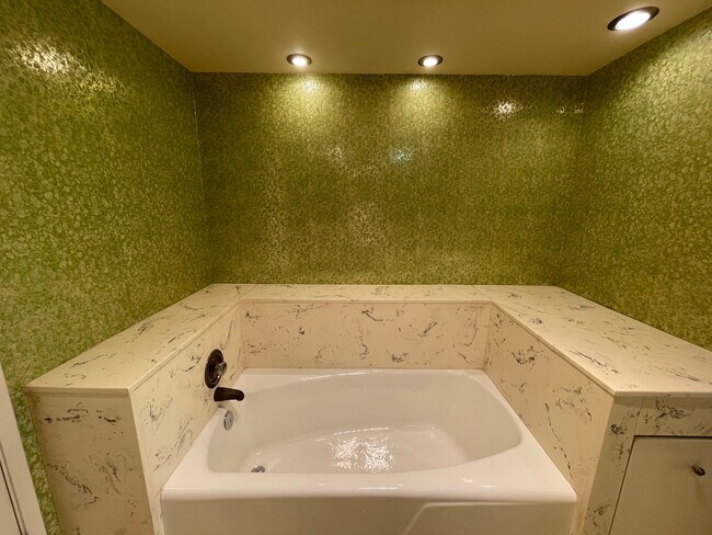 Building Photo - Custom home located next to Oakdale Country Club!