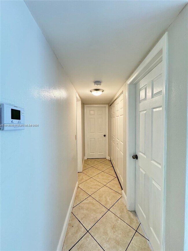 Building Photo - 9370 SW 87th Ave