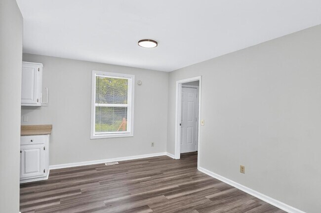 Building Photo - 1009 Lynndale Dr