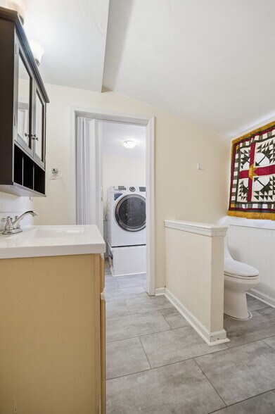 Building Photo - 9522 6th Bay St