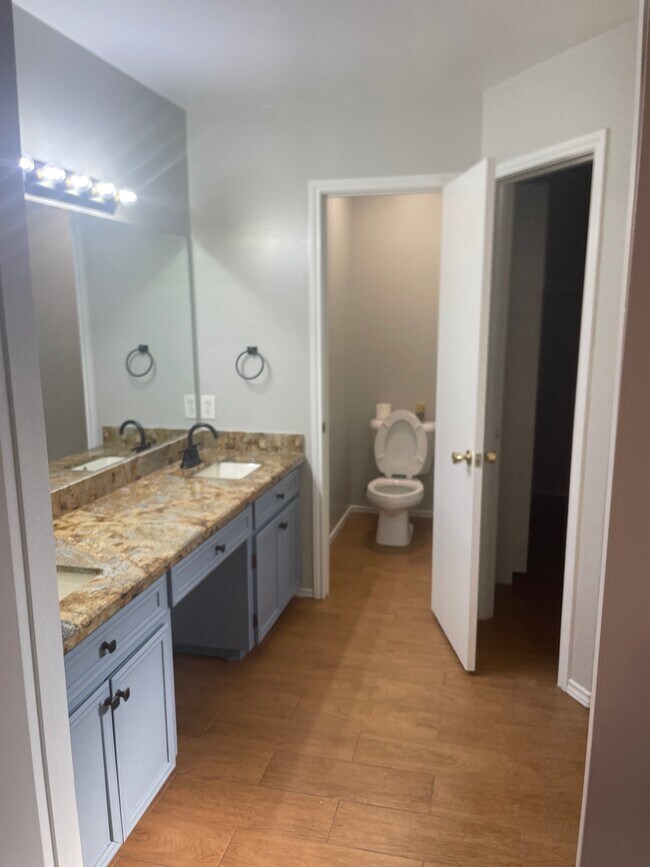 Master Bathroom - 3917 Orchid Ave
