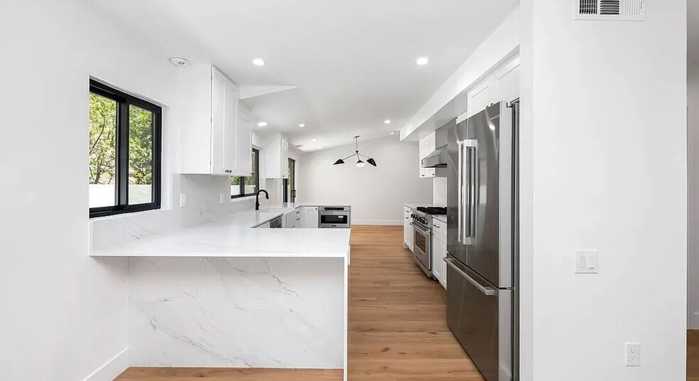 Building Photo - 17163 Clemons Dr