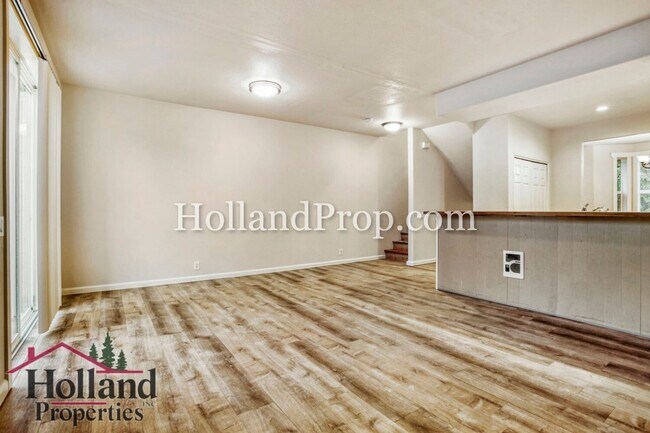 Building Photo - Beautifully Remodeled Beaverton Townhouse!