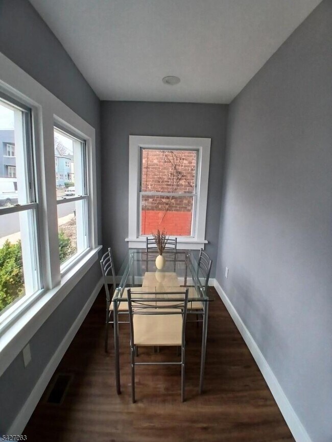 Building Photo - 17 Thomas St