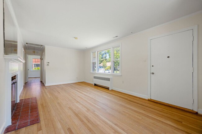 Building Photo - Beautiful 2 Bedroom Corner Lot of Park Ave! ***Available Late June 2026***