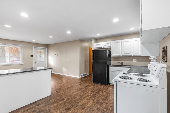 Building Photo - 1040 Bluefield Dr