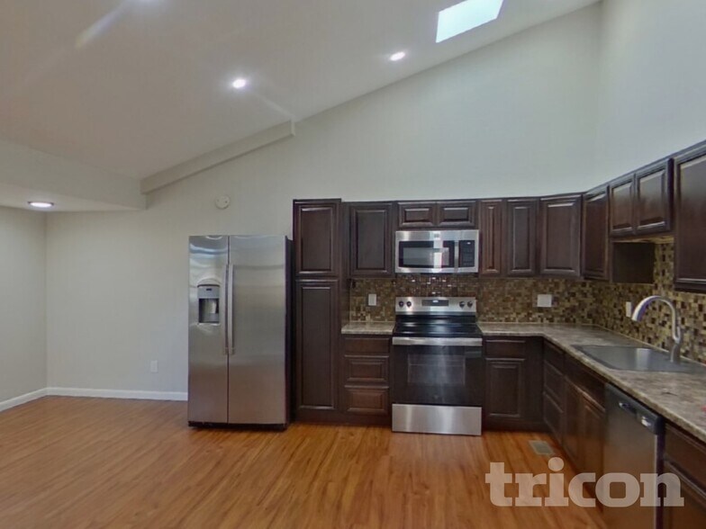 Building Photo - 3015 Moonbeam Cir N