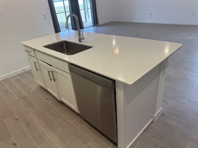 Building Photo - "Spacious 4-Bed Oasis with Granite Finishes & Guest Suite in Jacksonville!"