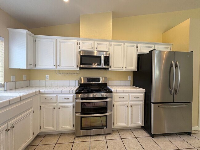 Building Photo - Three Bedroom Galt Home!