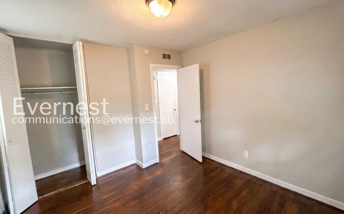 Building Photo - 224 13th Ave NE