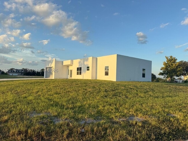 Building Photo - 401 Lexington Dr