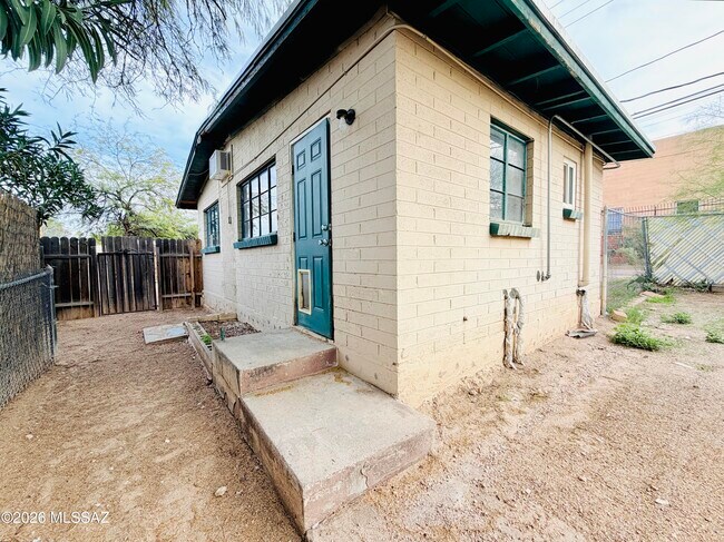 Building Photo - 840 E Elm St