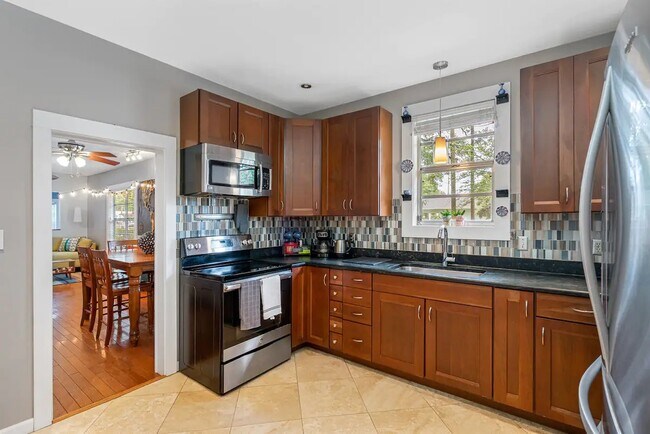 Kitchen - 117 W Flora St