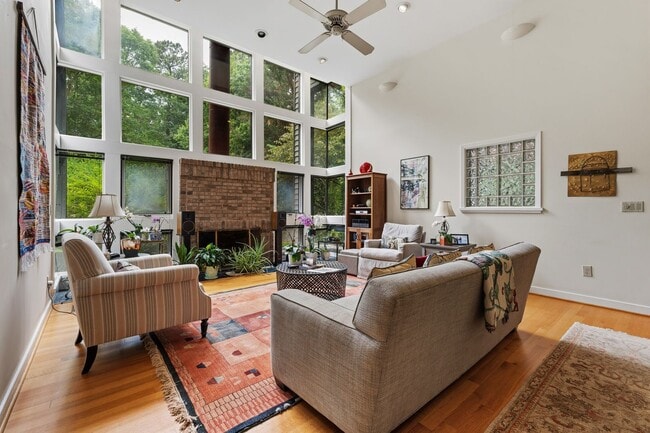Building Photo - Contemporary 4bd/3.5ba Near Hope Valley + Home Equidistant to Downtown Durham & Chapel Hill!