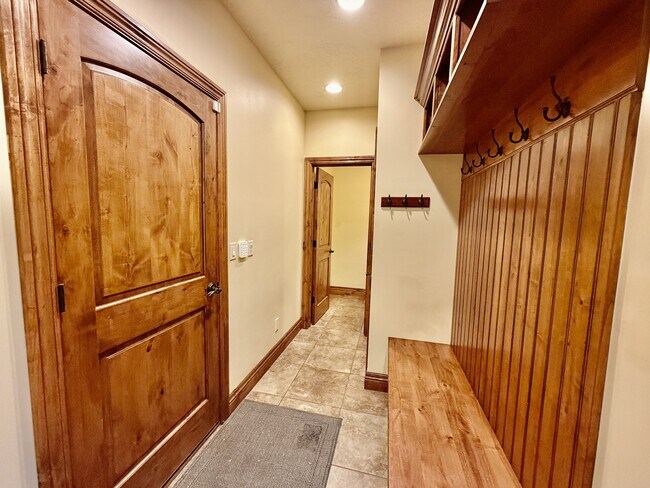 Building Photo - 6819 S Greenfield Way