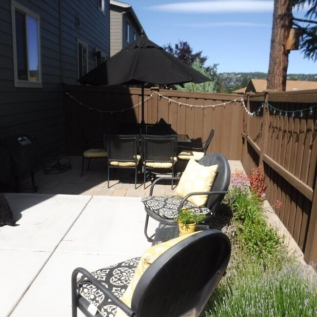 Building Photo - Beautiful 3 Bed/2.5 Bath Townhome in Great Location - Vail Lane