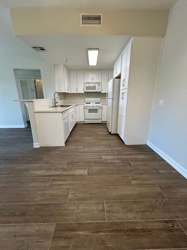 Building Photo - Temecula PKwy. 1 Bedroom, 1 Bath Condo with Garage