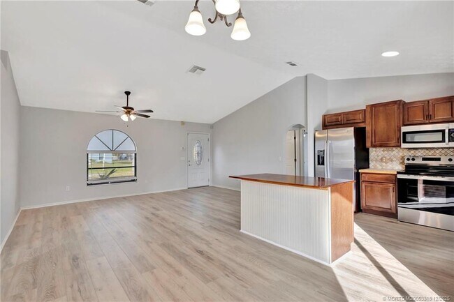 Building Photo - 252 NW Lincoln Ave