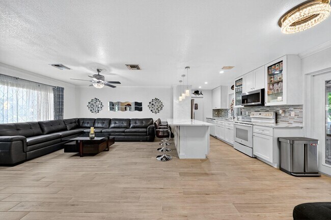 Building Photo - 407 Highwood Cir