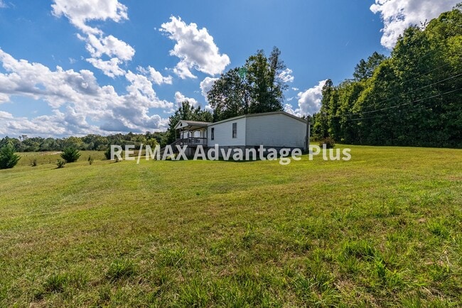 Building Photo - Spacious 4 bedroom home in private setting