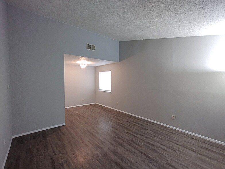 Building Photo - 1620 W Braker Ln