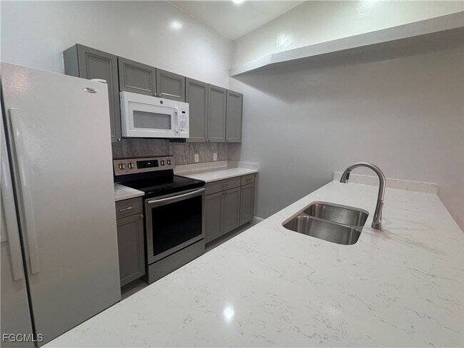 Building Photo - 1003 Country Club Blvd